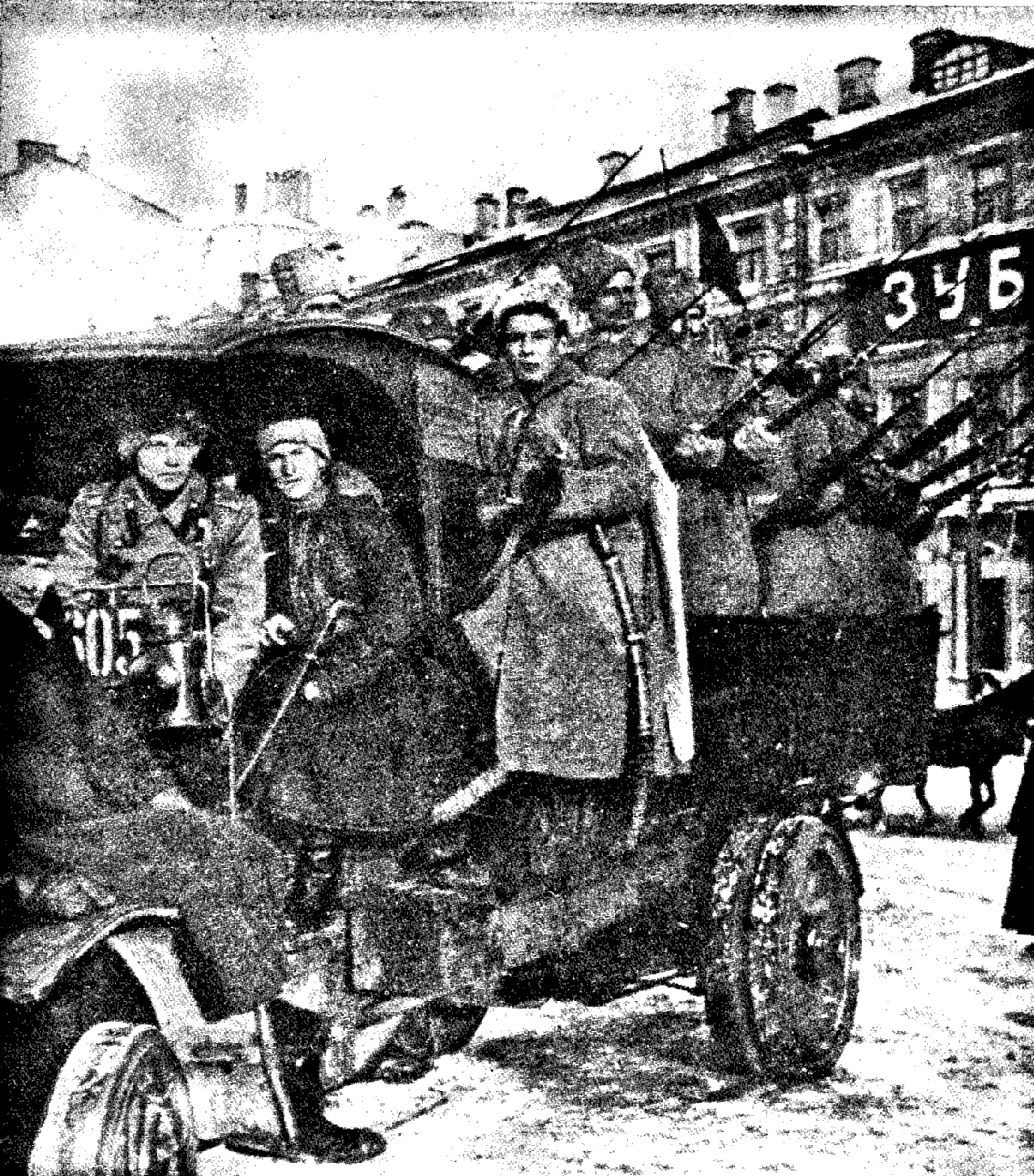 Voj�ci vracej�c� se z fronty spojuj� se s revolu�n�mi d�ln�ky