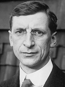 Retrato Éamon de Valera- Por National Photo Company Collection - Library of CongressCatalog: http://lccn.loc.gov/2016822004Image download: http://cdn.loc.gov/service/pnp/npcc/20500/20515v.jpgOriginal url: https://www.loc.gov/pictures/item/2016822004/, Domínio público, https://commons.wikimedia.org/w/index.php?curid=132662386